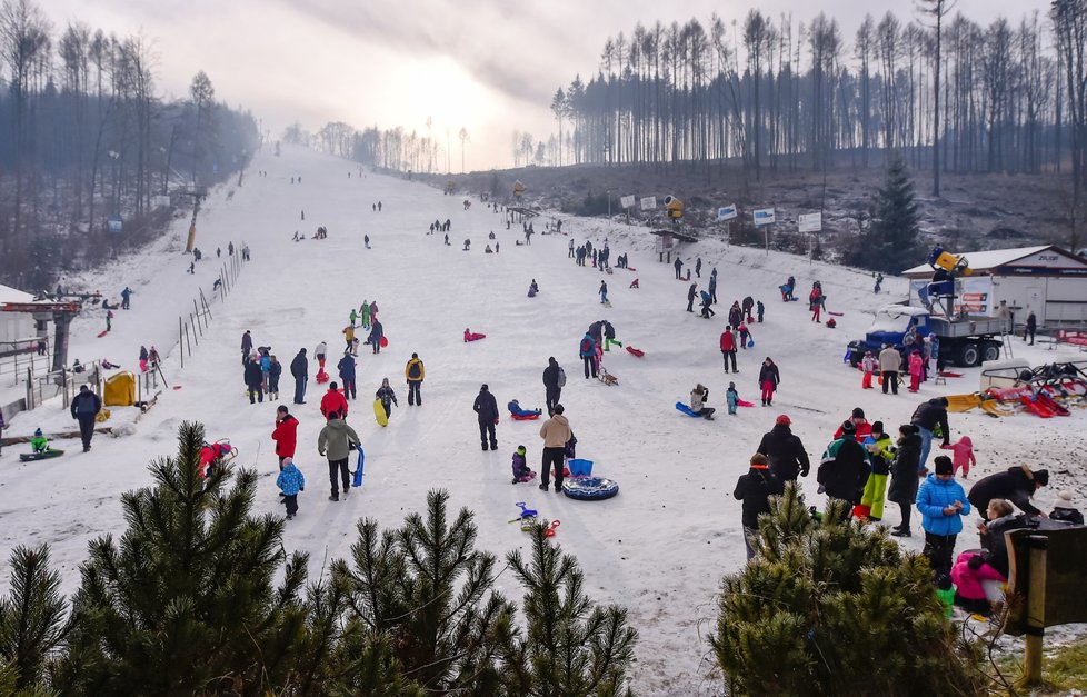 Bobovat a sáňkovat vláda nezakázala, Češi toho využili ve vrchovaté míře (30. 12. 2020)