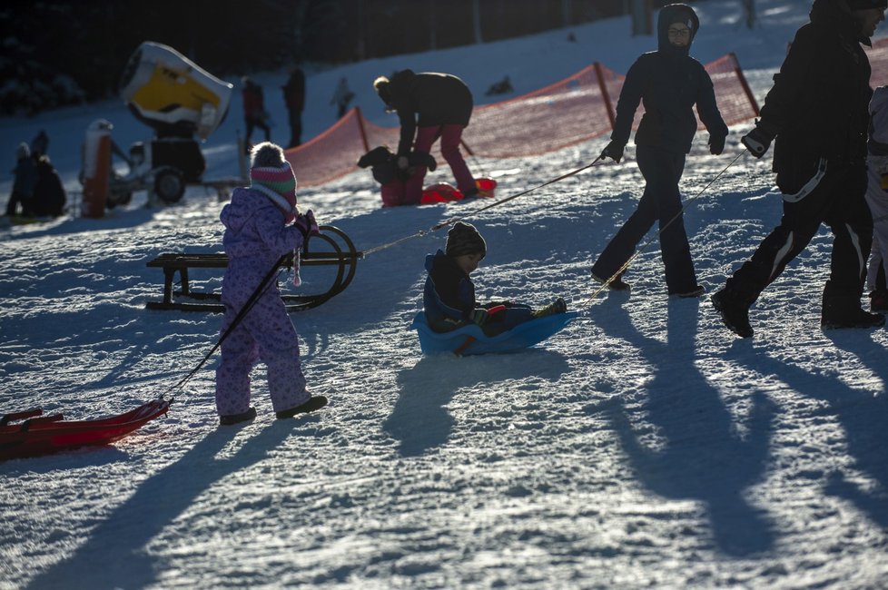 Bobovat a sáňkovat vláda nezakázala, Češi toho využili ve vrchovaté míře (30. 12. 2020)