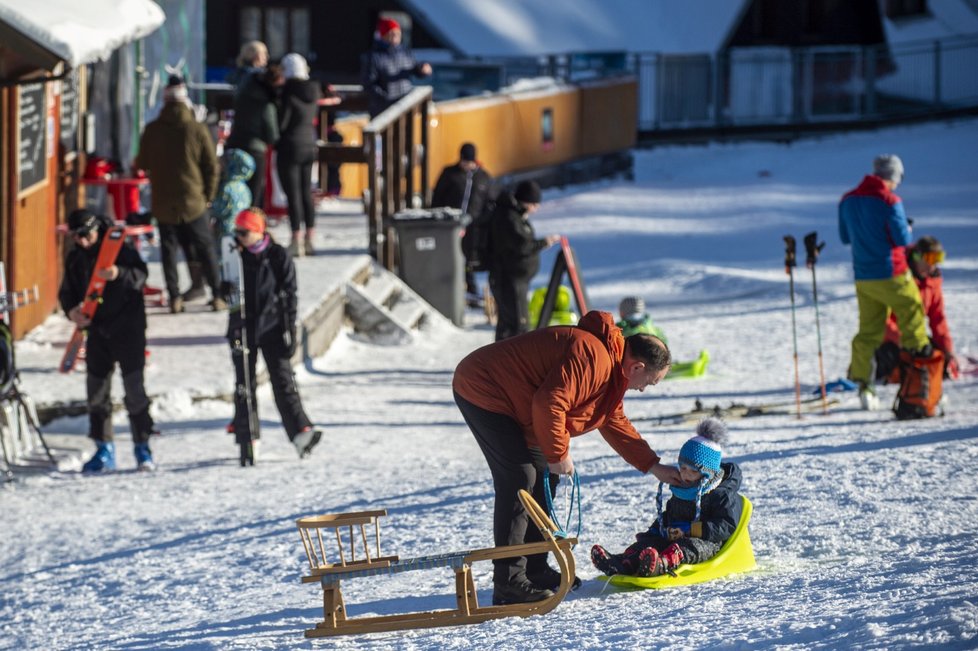 Bobovat a sáňkovat vláda nezakázala, Češi toho využili ve vrchovaté míře (30. 12. 2020)