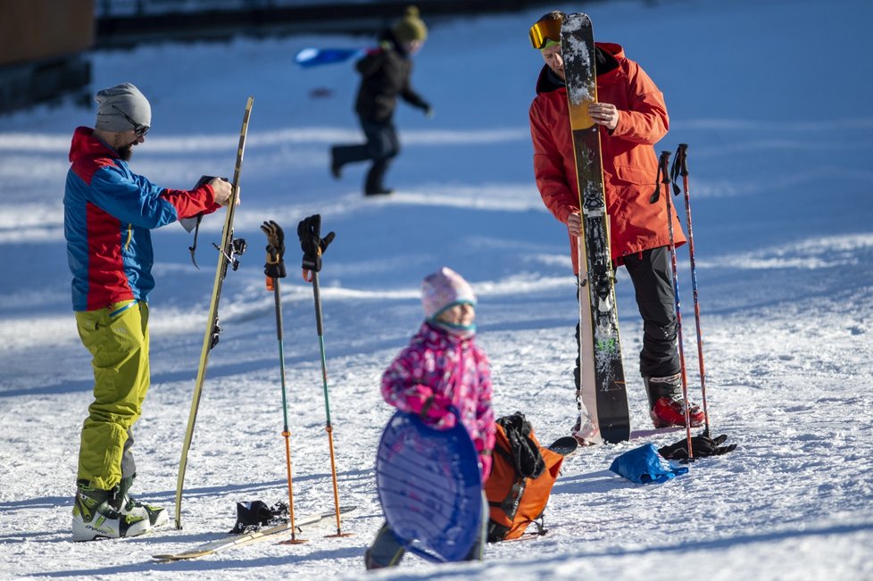 Bobovat a sáňkovat vláda nezakázala, Češi toho využili ve vrchovaté míře (30. 12. 2020)