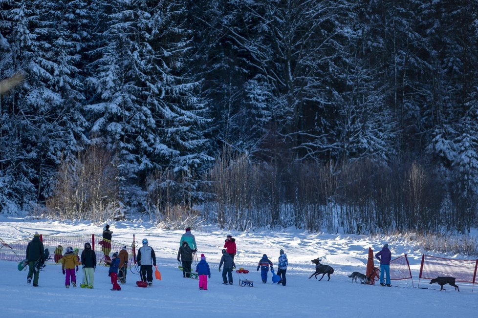 Bobovat a sáňkovat vláda nezakázala, Češi toho využili ve vrchovaté míře (30. 12. 2020)