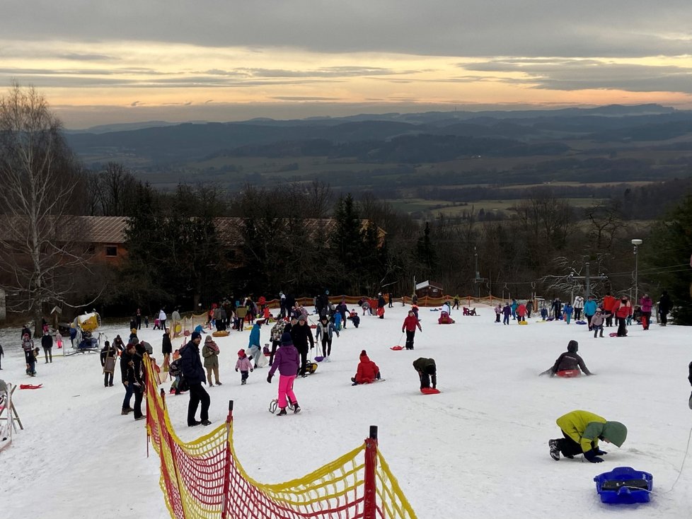 Bobovat a sáňkovat vláda nezakázala, Češi toho využili ve vrchovaté míře (30. 12. 2020)