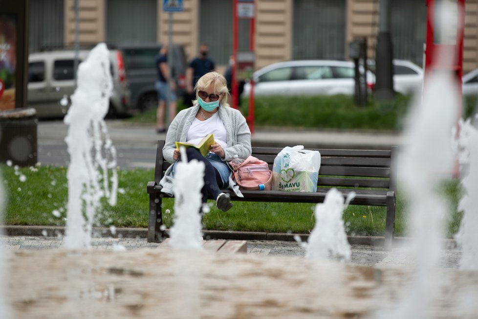 Teplé a slunečné počasí láká lidi ven. Epidemiolog Rastislav Maďar ale radí - buďte obezřetní, virus je tu s námi