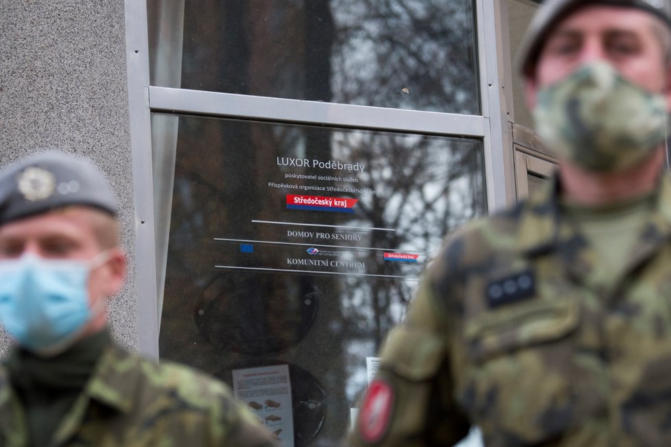 Do domova pro seniory v Poděbradech přijeli 20. listopadu 2020 na pomoc vojáci. V domově je asi pět desítek klientů nakažených covidem-19.