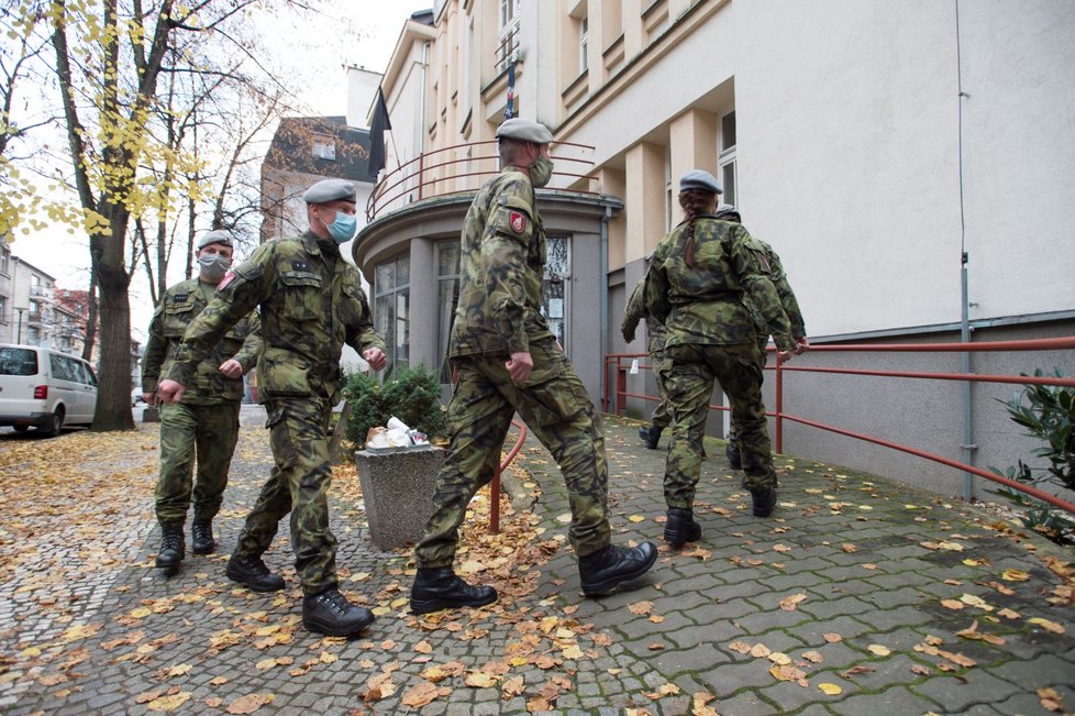 Do domova pro seniory v Poděbradech přijeli 20. listopadu 2020 na pomoc vojáci. V domově je asi pět desítek klientů nakažených covidem-19.