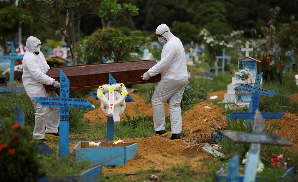 Pohřební služby po celém světě se kvůli koronavirové  pandemii vybavují ochrannými pomůckami.