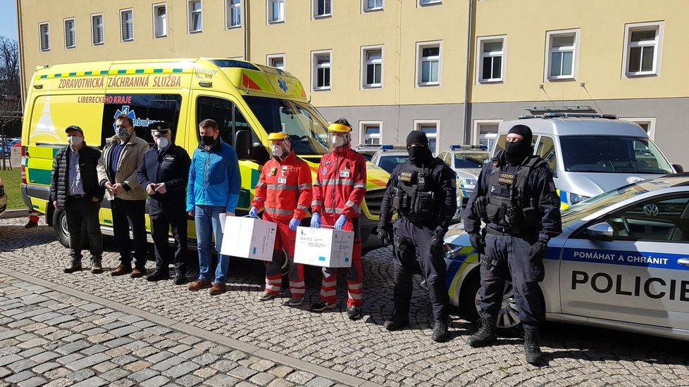 Severočeští policisté darovali tamním záchranářům 500 kusů respirátorů. Od dobrovolníků pak dostali vitaminy a proteinové tyčinky.