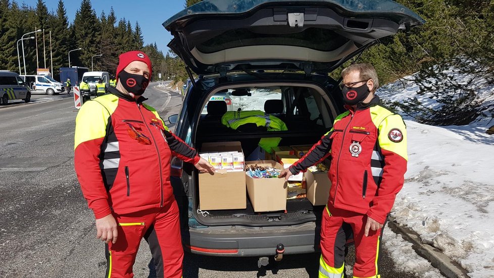 Severočeští policisté darovali tamním záchranářům 500 kusů respirátorů. Od dobrovolníků pak dostali vitamíny a proteinové tyčinky.