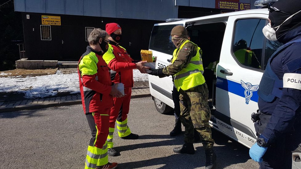 Severočeští policisté darovali tamním záchranářům 500 kusů respirátorů. Od dobrovolníků pak dostali vitamíny a proteinové tyčinky.