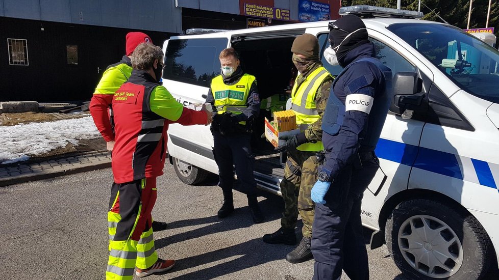 Severočeští policisté darovali tamním záchranářům 500 kusů respirátorů. Od dobrovolníků pak dostali vitamíny a proteinové tyčinky.