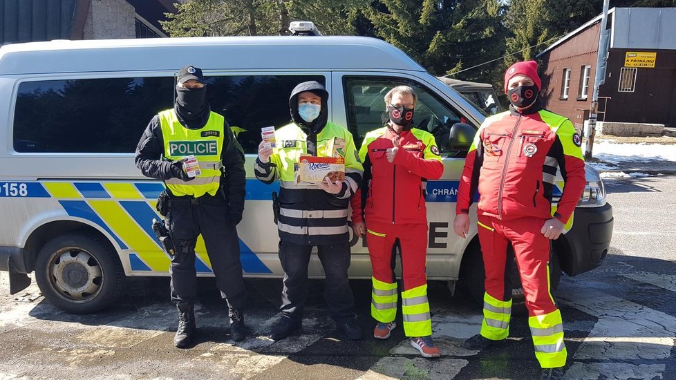 Severočeští policisté darovali tamním záchranářům 500 kusů respirátorů. Od dobrovolníků pak dostali vitaminy a proteinové tyčinky.