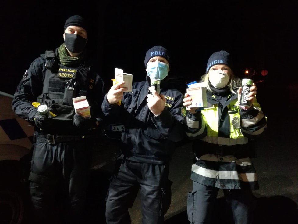 Severočeští policisté darovali tamním záchranářům 500 kusů respirátorů. Od dobrovolníků pak dostali vitaminy a proteinové tyčinky.