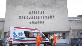 Zdravotníci s pacientem nakaženým koronavirem v polském Pulawy