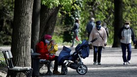 Také v Polsku se lidé chrání rouškami.