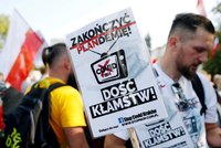 Poláci nechtějí další uzávěru země. Při protestu proti rouškám a panice to schytal i premiér