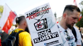 Protest ve Varšavě proti nošení roušek a koronavirovým opatřením vlády (12. 9. 2020)