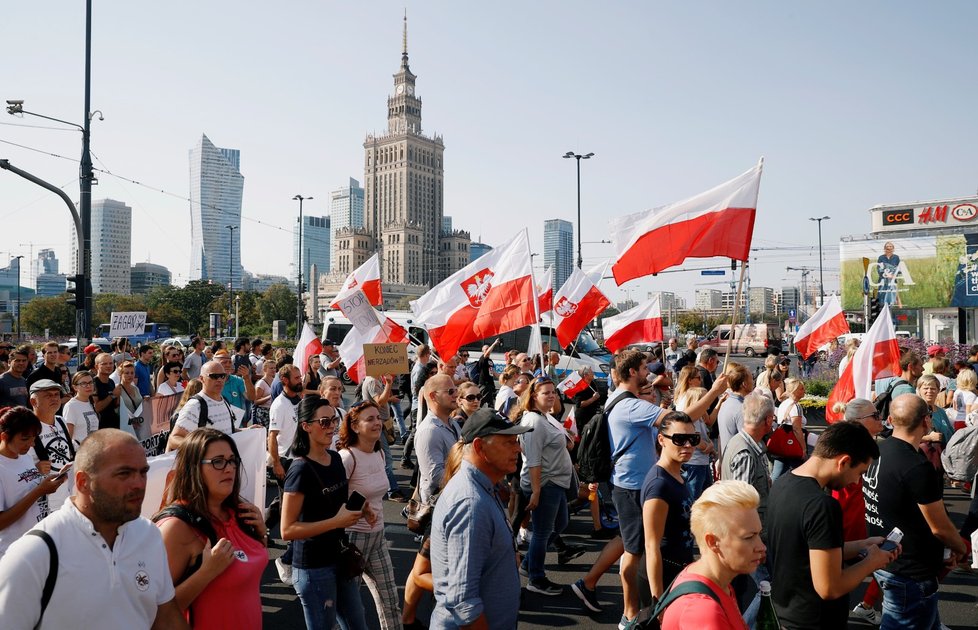 Protest ve Varšavě proti nošení roušek a koronavirovým opatřením vlády (12. 9. 2020)