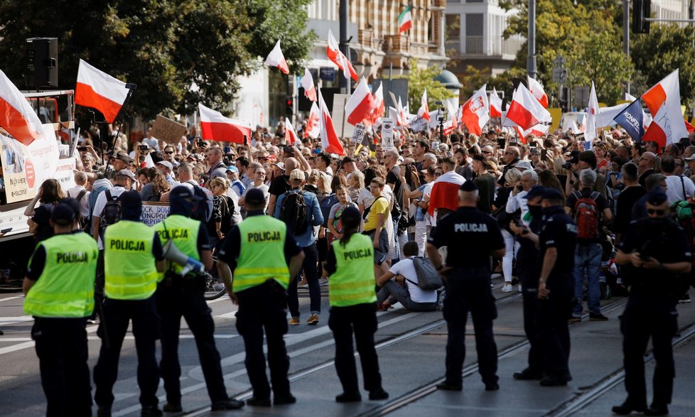 Protest ve Varšavě proti nošení roušek a koronavirovým opatřením vlády (12. 9. 2020)