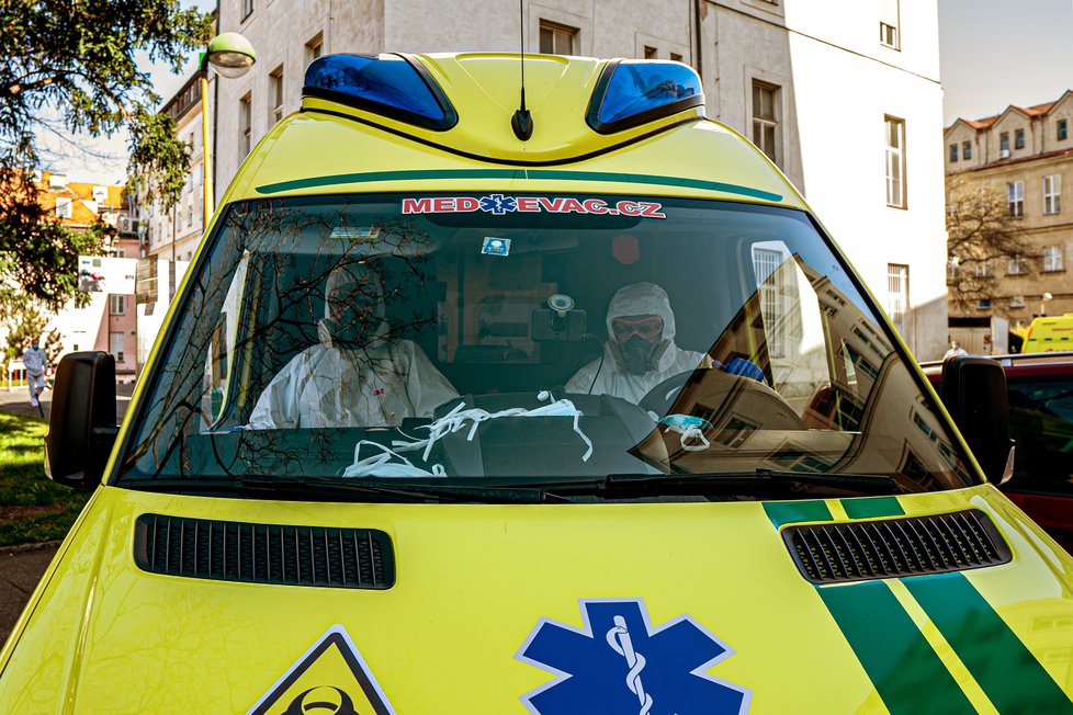 V úterý v 7:20 ráno obdržela VFN lék remdesivir, který ihned podala nakaženému taxikáři, který je ve velmi vážném stavu