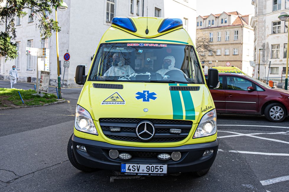 V úterý v 7:20 ráno obdržela VFN lék remdesivir, který ihned podala nakaženému taxikáři, který je ve velmi vážném stavu