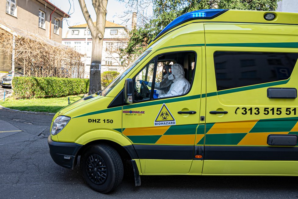 V úterý v 7:20 ráno obdržela VFN lék remdesivir, který ihned podala nakaženému taxikáři, který je ve velmi vážném stavu