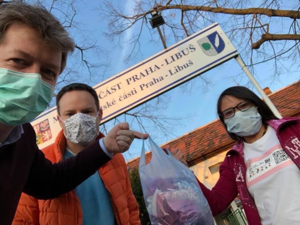 Vietnamská komunita ušila pro zdravotníky už tisíce roušek