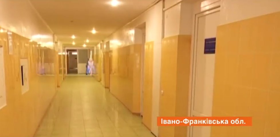 V nemocnici na západě Ukrajiny zemřela žena s koronavirem nedlouho po porodu. Měla se nakazit přímo v porodnici.