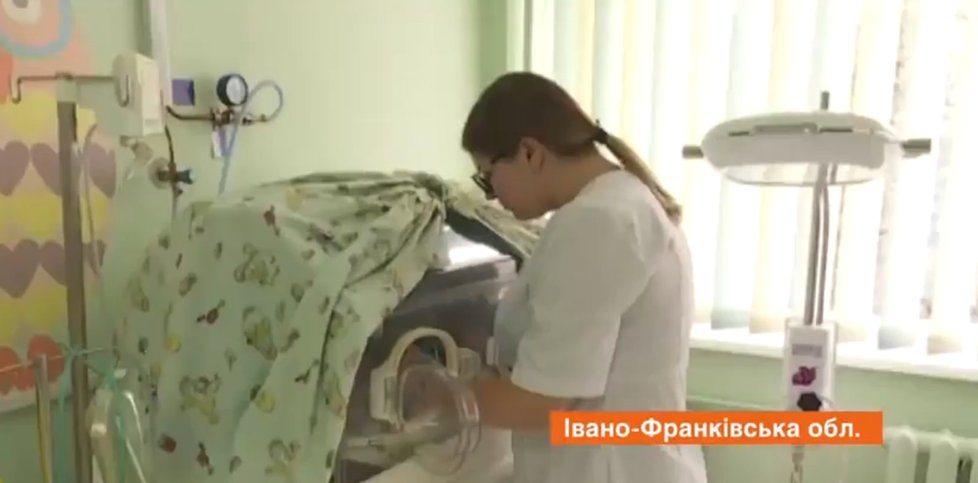 V nemocnici na západě Ukrajiny zemřela žena s koronavirem nedlouho po porodu. Měla se nakazit přímo v porodnici.