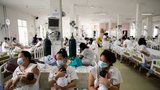 Vláda láká rodiče na peníze za „koronavirové“ děti. Baby boom chtějí podpořit v Singapuru