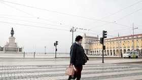 Během pandemie koronaviru platí přísná bezpečnostní a karanténní opatření po celém světě. Na snímku vylidněné ulice Lisabonu, (19.03.2020).