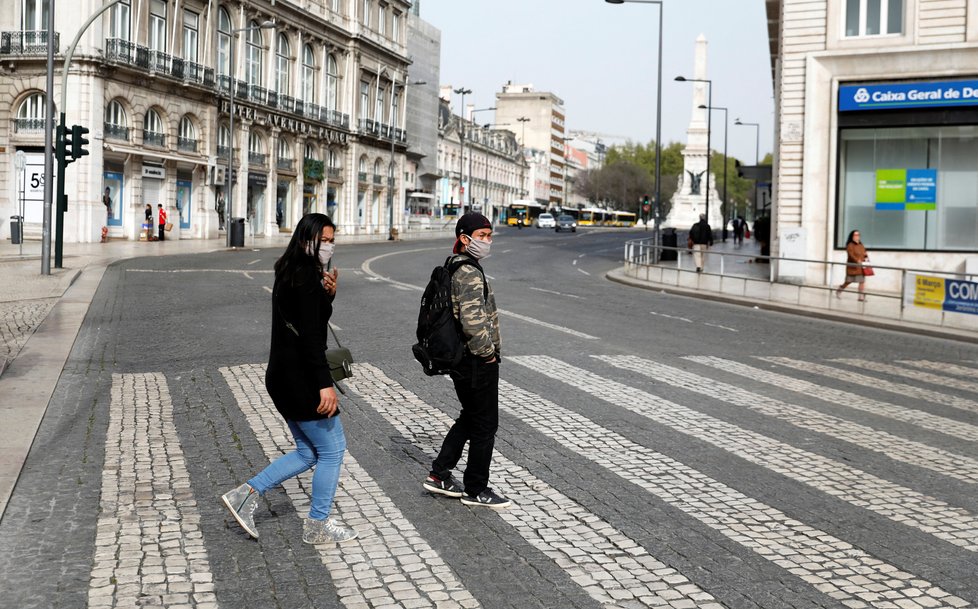 Během pandemie koronaviru platí přísná bezpečnostní a karanténní opatření po celém světě. Na snímku vylidněné ulice Lisabonu, (19.03.2020).