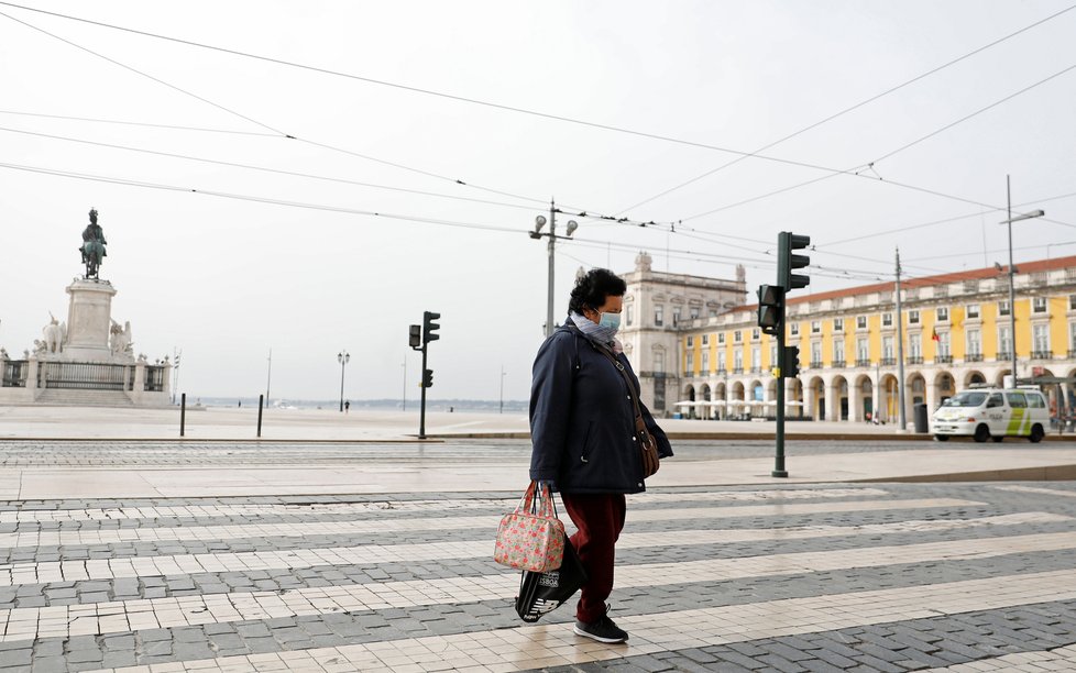 Během pandemie koronaviru platí přísná bezpečnostní a karanténní opatření po celém světě. Na snímku vylidněné ulice Lisabonu, (19.03.2020).