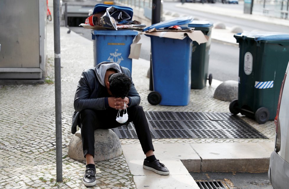 Během pandemie koronaviru platí přísná bezpečnostní a karanténní opatření po celém světě. Na snímku vylidněné ulice Lisabonu, (19.03.2020).
