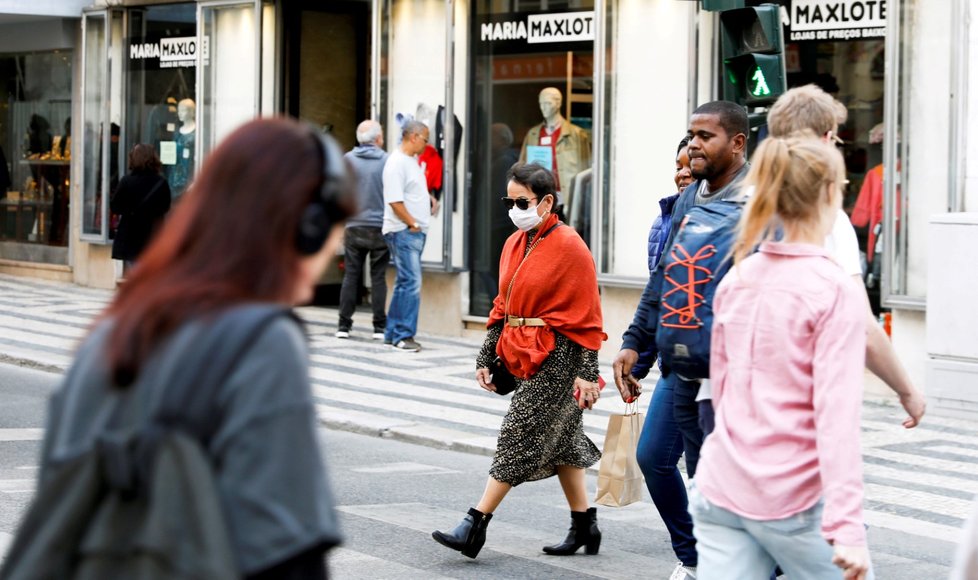 V Portugalsku se lidé na ulici chrání rouškami.