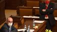 Ministr zdravotnictví Jan Blatný (za ANO) a šéf komunistů Vojtěch Filip na jednání Poslanecké sněmovny o prodloužení nouzového stavu. (11. 2. 2021)