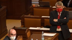 Ministr zdravotnictví Jan Blatný (za ANO) a šéf komunistů Vojtěch Filip na jednání Poslanecké sněmovny o prodloužení nouzového stavu. (11.2.2021)