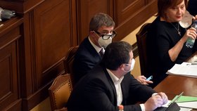 Premiér Andrej Babiš (ANO), vicepremiérka Alena Schillerová (za ANO) a ministr vnitra Jan Hamáček (ČSSD) na jednání Poslanecké sněmovny o prodloužení nouzového stavu. (11.2.2021)