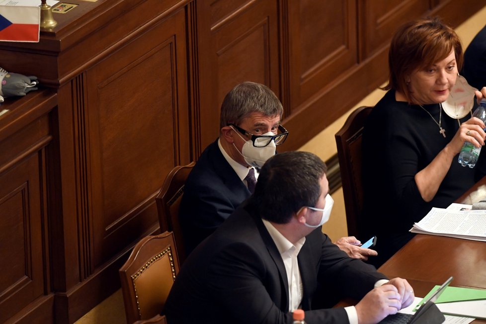 Premiér Andrej Babiš (ANO), vicepremiérka Alena Schillerová (za ANO) a ministr vnitra Jan Hamáček (ČSSD) na jednání Poslanecké sněmovny o prodloužení nouzového stavu. (11.2.2021)