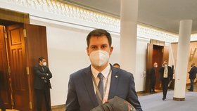 Poslanec STAN Petr Letocha si na projednávání pandemického zákona přinesl spacák.