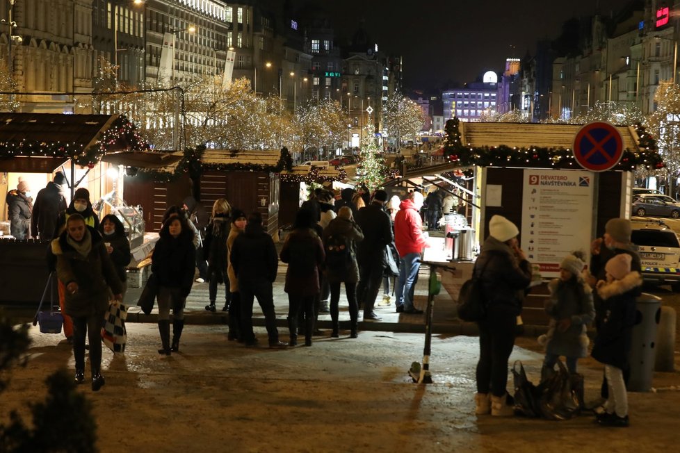 Koronavirus v Česku: Centrum Prahy bylo ve čtvrtek v den rozvolňování plné lidí (3.12.2020)