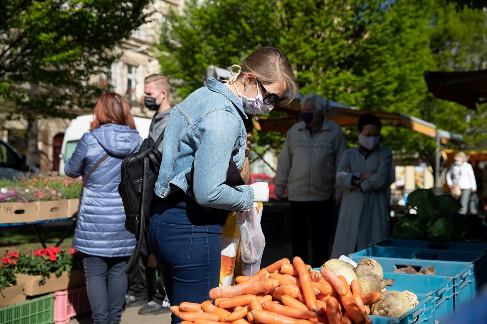 20. 4. se znovu otevřely za bezpečnostních opatření farmářské trhy. 