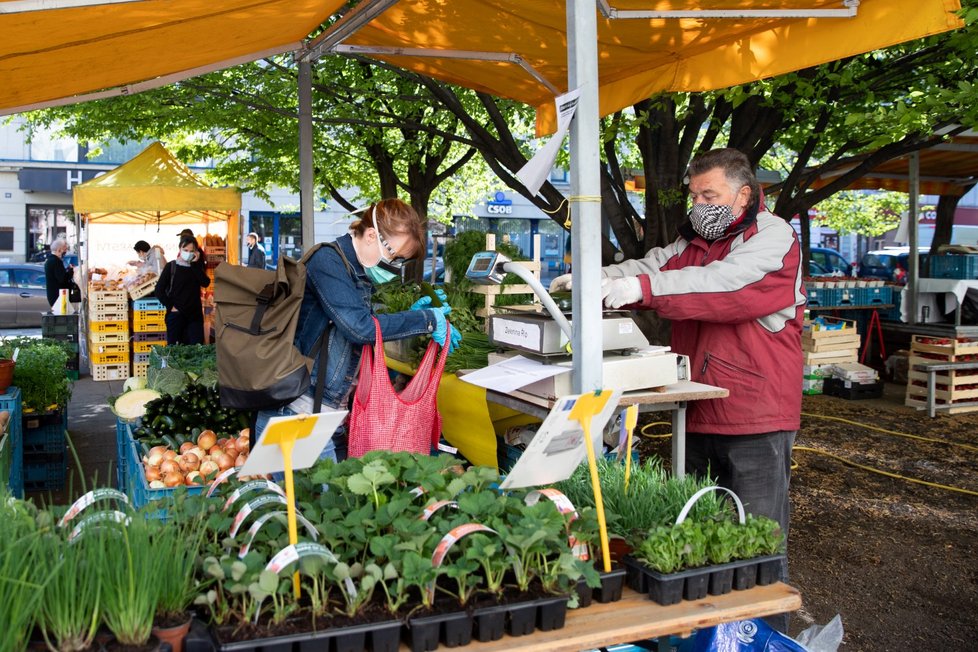 20. 4. se znovu otevřely za bezpečnostních opatření farmářské trhy. (20. 4. 2020)