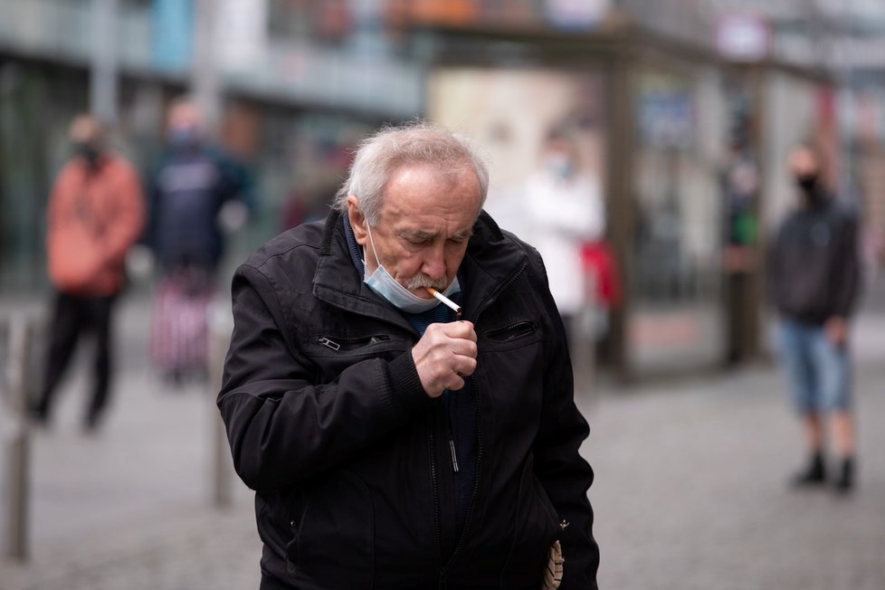 Češi už nosí roušky měsíc (19. 4. 2020)