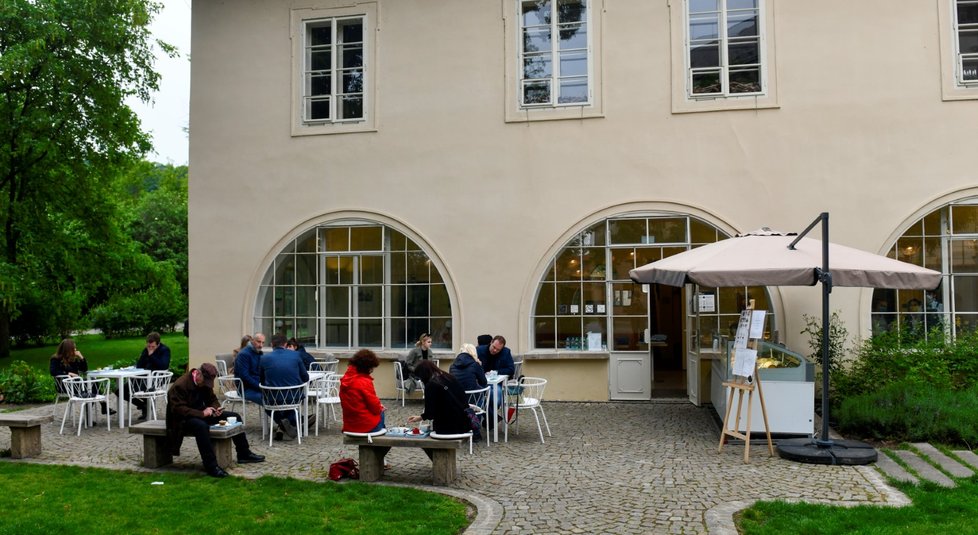 Pražští restauratéři se připravují na otevření zahrádek.