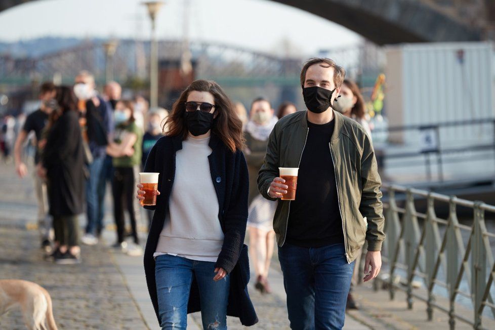 Velký pátek v Praze: Lidé využili teplé počasí a vyrazili na Náplavku. (10. 4. 2020)