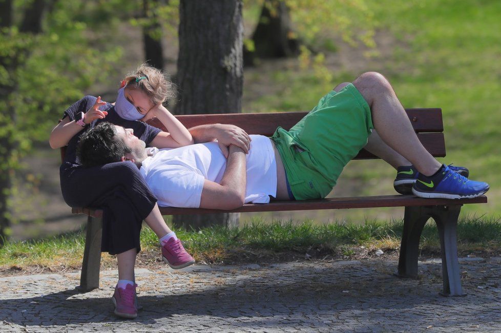 Nošení roušky na veřejnosti u nás lidé většinou dodržují. O Velikonocích ale leckde polevili.