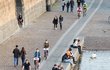 Velký pátek v Praze: Lidé využili teplé počasí a vyrazili na Náplavku (10. 4. 2020)