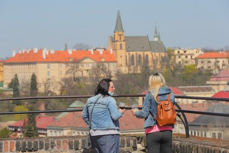 Počasí o velikonočním víkendu lákalo k procházkám (11. 4. 2020)