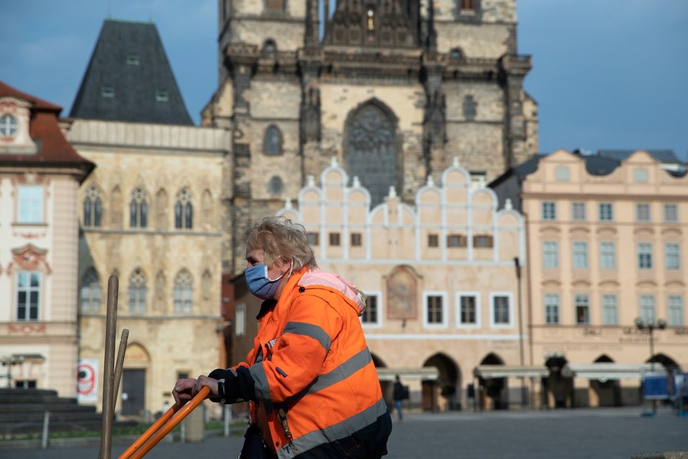 Lidé by stále měli nosit roušky a dodržovat odstupy. V Praze to mnohdy tak nevypadá (9. 4. 2020).