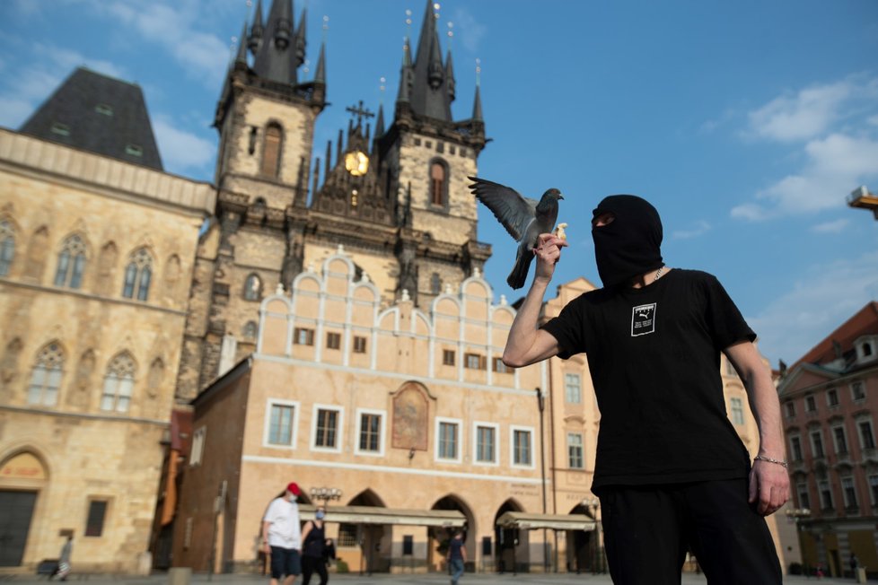 Lidé by stále měli nosit roušky a dodržovat odstupy. V Praze to mnohdy tak nevypadá (9. 4. 2020).